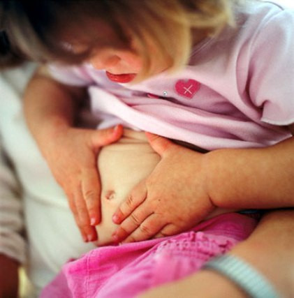 Nếu vệ sinh kém, vi khuẩn có thể nhiễm vào thực phẩm, người ăn phải thức ăn bị nhiễm khuẩn chưa nấu chín kỹ sẽ bị nhiễm bệnh.