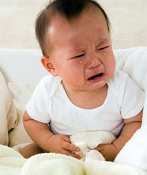 Các triệu chứng của viêm ruột hoại tử bao gồm; Đau bụng: đây là triệu chứng luôn luôn có ở 100% số bệnh nhân, là triệu chứng đầu tiên của bệnh, xuất hiện vào ngày thứ nhất nhưng nó biến mất chậm nhất. Đau bụng có đặc điểm: lúc đầu người bệnh đau từng cơn, sau đó đau âm ỉ; đau gia tăng khi ăn hoặc uống.