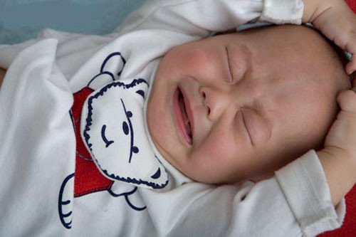 Sốc: nếu có thường xảy ra vào ngày thứ 1, thứ 2 của bệnh; đi kèm với tình trạng sốc bệnh nhân có thể có nổi vân tím trên da. Tỷ lệ tử vong cao nếu có vân tím xuất hiện.