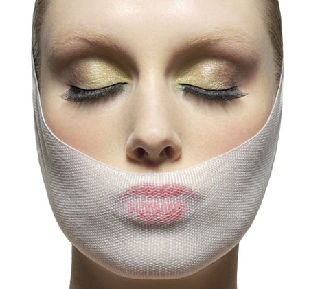 Không ít trường hợp mắc phải biến chứng, miếng độn gây méo mồm khi cười, móm hoặc lệch hẳn sang một bên. Phẫu thuật xong nhưng công cuộc làm đẹp vẫn chưa kết thúc. Muốn có khuôn mặt xinh đẹp phải chịu đựng thêm khoảng 1 đến 3 tháng để cằm hết sưng và bầm tím. Có người phải nghỉ làm cả tháng để chăm sóc sắc đẹp, có người thì chờ các dịp lễ tết để ở nhà một cách chính đáng.