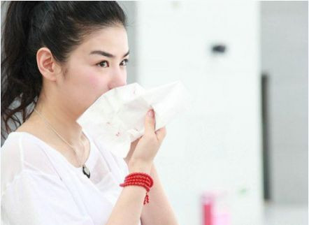 Cơn “ác mộng” táo bón. Bên cạnh việc xả “hơi” nhiều, các bà bầu còn lo sợ phải đối mặt với chứng táo bón, nhất là từ tháng thứ 5. Thử phạm, đương nhiên cũng do nồng độ progesterone tăng cao và tử cung mở rộng chèn ép các cơ quan trong ổ bụng. Không chỉ vậy, do thai phụ ốm nghén đâm ra ít vận động, uống nước hay nôn ói thường xuyên cũng là những nguyên nhân gây táo bón.