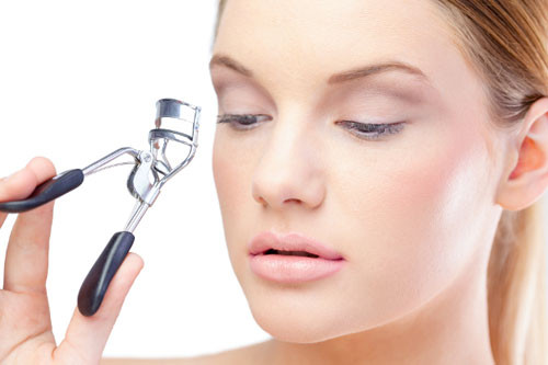 Không kẹp mi. Mascara giúp nâng mí mắt đáng kể nhưng nếu muốn đôi mắt to và sâu hơn, bạn cần phải sử dụng một dụng cụ uốn mi. Cần phải uốn mi trước khi chuốt mascara bởi nếu thực hiện sau, các lớp dễ bị lem ra ngoài và bị phá vỡ.