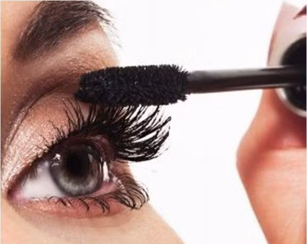 Chải mascara quá nhiều lần. Các chuyên gia trang điểm khuyên bạn chỉ nên chuốt mascara nhiều nhất 2 lần để lớp mascara bám chắc vào sợi mi khiến lông mi cong và dày hơn. Việc chải mascara quá nhiều lần sẽ khiến những sợi mi của bạn trở nên khô cứng, vón cục mà trông mất tự nhiên.