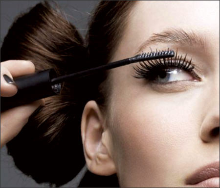 Sử dụng một chiếc mascara quá lâu. Một chiếc mascara khi đã mở nắp chỉ nên sử dụng trong khoảng thời gian một năm bởi nếu sử dụng quá lâu, những vi trùng phát sinh trong chiếc mascara sẽ gây ra cho bạn tình trạng mẩn ngứa hay thậm chí là đau mắt đỏ.