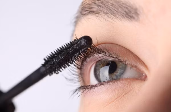 Không chải mascara từ gốc. Nhiều người có thói quen khi sử dụng mascara chỉ bắt đầu chải từ phần thân. Điều này không những không giúp cho đôi mi của bạn dài và cong hơn mà thậm chí còn khiến lông mi bị rụng và dễ gãy.