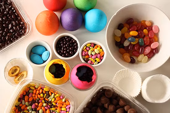 Phẩm màu nhân tạo. Bao gồm những chất có tên bắt đầu với FD&amp;C, chẳng hạn FD&amp;C Blue #1. Các phẩm màu này thường được dùng nhiều nhất trong những viên kẹo đủ màu sắc, ngũ cốc và thậm chí cả sữa chua. Việc tiêu thụ phẩm màu nhân tạo trong thời gian dài có thể dẫn đến bệnh đau đầu và ung thư ruột kết.