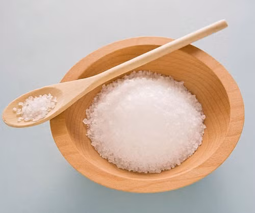 Muối. Muối vẫn được cho thêm vào nhiều loại thức ăn, tuy nhiên một số vấn đề về sức khỏe có thể nảy sinh vì hàm lượng muối dư thừa ở thức ăn nhanh hoặc đồ ăn đóng gói sẵn. Thực phẩm có chứa một lượng muối (natri) lớn có thể ảnh hưởng đến chức năng nhận thức của não và làm giảm khả năng suy nghĩ của con người. Nói cách khác, thức ăn mặn ảnh hưởng đến trí thông minh của con người.