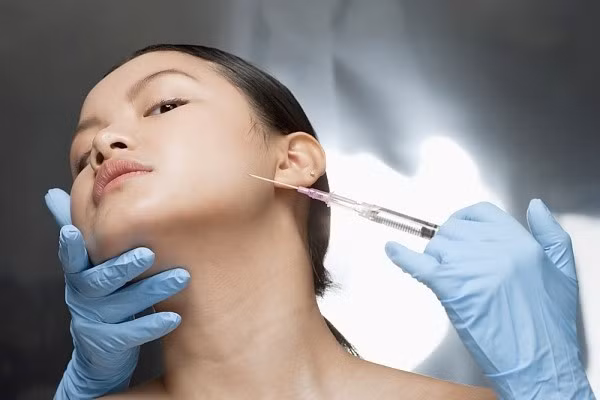 Bơm căng da mặt là loại hình phẫu thuật nhằm làm cho da mặt căng mịn hơn, xóa bỏ các nếp nhăn, thậm chí còn có thể “tạo dáng” cho khuôn mặt. Loại hình này được thực hiện bằng cách tiêm hóa chất vào khuôn mặt, với các loại hóa chất thường dùng là filler, sillicone, collagen, botox…