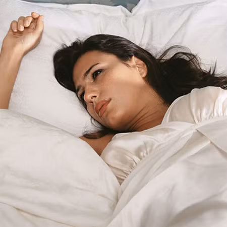 Càng cực kì nguy hiểm nếu bạn tự tiện mua và sử dụng thuốc giảm cân mà không có sự tham khảo ý kiến của bác sĩ hoặc các chuyên gia sức khỏe, vì bạn có thể dùng thuốc giảm cân giả, không an toàn, thậm chí có thể gây tử vong.