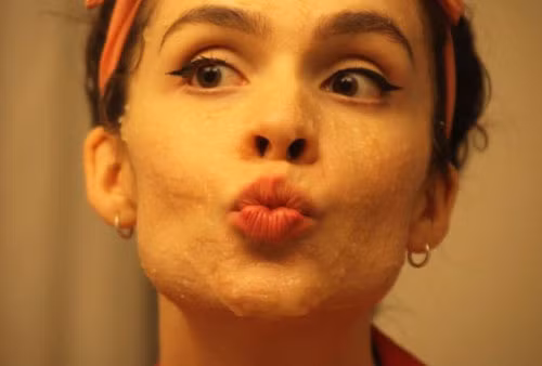 Mặt nạ đu đủ. Đu đủ có chứa các enzyme có khả năng phân hủy bã nhờn và tẩy tế bào chết. Tương tự , mặt nạ này cũng góp phần ức chế qua trình hình thành nhân mụn, ngăn mụn không xuất hiện. Bên cạnh đó, dưỡng chất enzyme trong đu đủ cũng thấm sâu vào làn da để trẻ hóa da và loại bỏ bớt chất nhờn không cần thiết trên da mặt.