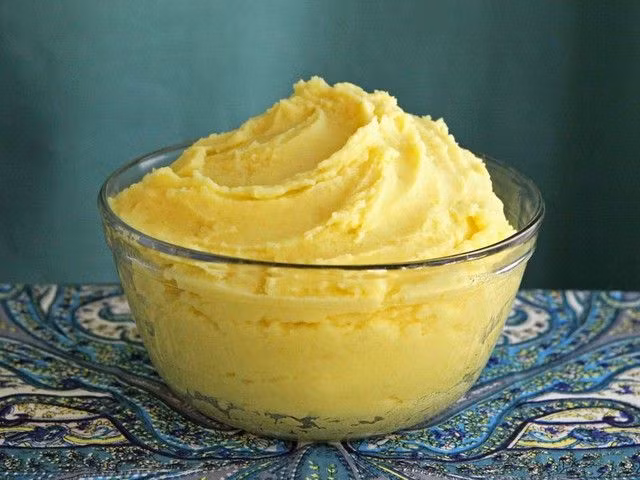 Mặt nạ bột nghệ. Trộn tất cả các thành phần bột nghệ, sữa chua, bột mì với nhau cho đến khi chúng tạo thành một hỗn hợp mịn, sau đó đắp lên mặt và để khoảng 15 - 20 phút. Cuối cùng, sử dụng một miếng vải mềm để rửa.