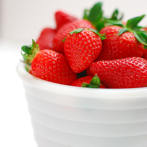 Mặt nạ cà chua + dâu tây. Việc chăm sóc da những ngày này chắc chắn sẽ không thể bỏ qua những loại mặt nạ hút nhờn và sát khuẩn như mặt nạ cà chua hay dâu tây. 2 loại quả này ngoài việc đem đến cho bạn làn da trắng sáng hơn còn có tác dụng tuyệt vời trong việc kiểm soát chất nhờn tiết ra da, sát khuẩn và trị mụn hiệu quả.