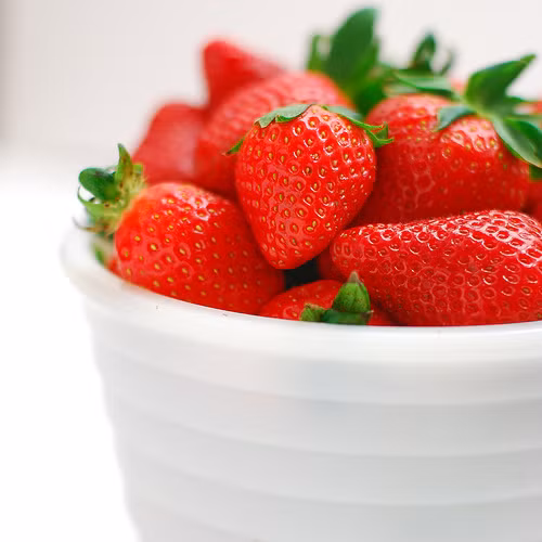 Mặt nạ cà chua + dâu tây. Việc chăm sóc da những ngày này chắc chắn sẽ không thể bỏ qua những loại mặt nạ hút nhờn và sát khuẩn như mặt nạ cà chua hay dâu tây. 2 loại quả này ngoài việc đem đến cho bạn làn da trắng sáng hơn còn có tác dụng tuyệt vời trong việc kiểm soát chất nhờn tiết ra da, sát khuẩn và trị mụn hiệu quả.