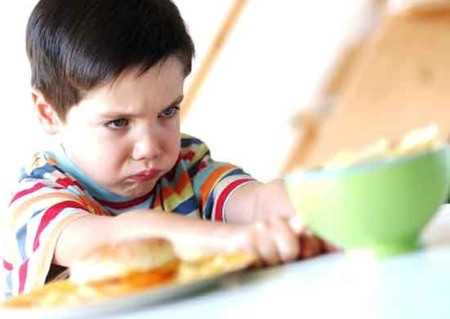 Chứng biếng ăn do nguyên nhân tâm thần: rất ít gặp, chỉ chẩn đoán khi đã loại trừ các nguyên nhân kể trên, chứng biếng ăn xuất hiện sớm trong vòng 2- 3 tháng đầu, trẻ không chịu ăn uống gì, rẫy rụa kêu khóc, ngoài bữa ăn trẻ hoàn toàn bình thường : thông minh nhanh nhẹn, hiếu động, nhưng dễ xúc cảm. Hiện nay người ta coi chứng này như là một “phản ứng chống đối” của đứa trẻ với gia đình.