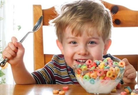Trẻ hay ăn uống vặt và ăn không đúng bữa. Ăn các loại bánh, kẹo, nước ngọt trước bữa ăn sẽ làm tăng đường huyết và gây cảm giác “no giả tạo”, nhưng thực chất là trẻ vẫn đói và vẫn bị thiếu dinh dưỡng. Do vậy, chỉ cho trẻ ăn, uống đồ ngọt sau bữa ăn với số lượng hạn chế. Nên cho trẻ ăn đúng giờ mỗi ngày.