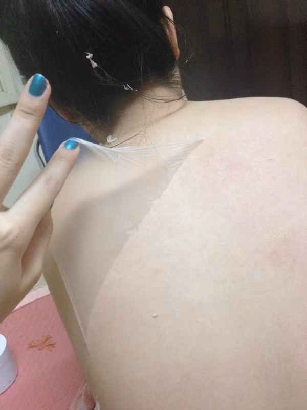 Những sản phẩm kem lột tẩy, kem trộn trắng da với bao bì không rõ ràng, xuất xứ mơ hồ đều “tự xưng” được chiết xuất từ thiên nhiên với các thành phần như bột ngọc trai, tinh chất thảo dược, các vitamin A, C, E… Đây được coi là sản phẩm giúp làm trắng siêu tốc với giá rẻ nên dễ dàng “mê hoặc” chị em.