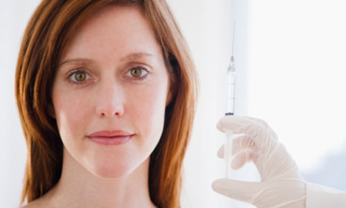 Tuy nhiên, Việc tiêm hoạt chất glutathione có trong thuốc trích trắng nhiều lần với liều cao có thể gây suy thận, nhiễm độc máu và hoại tử biểu bì da khiến cơ thể bị nhiễm khuẩn. Việc áp dụng liệu pháp làm trắng da bằng hóa chất này vô cùng nguy hiểm.