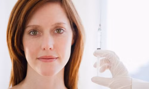 Tuy nhiên, Việc tiêm hoạt chất glutathione có trong thuốc trích trắng nhiều lần với liều cao có thể gây suy thận, nhiễm độc máu và hoại tử biểu bì da khiến cơ thể bị nhiễm khuẩn. Việc áp dụng liệu pháp làm trắng da bằng hóa chất này vô cùng nguy hiểm.