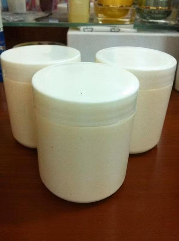 Tẩy trắng da bằng kem lột thường dẫn đến nguy cơ teo da do mất tế bào, nguy hiểm hơn cả là các mao mạch bị lộ rõ, da bị ửng đỏ, khả năng phục hồi là rất khó. Da bị lột tẩy, dẫn đến mất cân bằng độ ẩm, gây khô da, về lâu dài thì tiến trình lão hóa tự nhiên sẽ đến nhanh hơn.