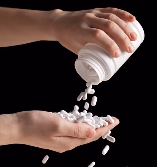 Trên thị trường đang rộ lên đủ loại sản phẩm uống để “làm đẹp từ bên trong”. Các bác sĩ da liễu khẳng định: chưa có cơ sở khoa học chứng minh hiệu quả của nhóm SP này và người dùng có nguy cơ “rước bệnh” nếu uống quá liều.