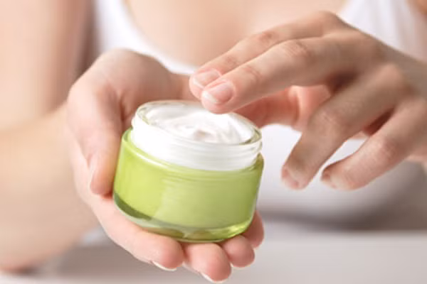 Kem lột trắng da. Với ước mơ có được một làn da trắng sáng, mịn màng, nhiều chị em đã tìm đến các loại kem lột trắng da để lột trắng da mặt cho mình nhưng không phải ai cũng biết những nguy hiểm tiềm ẩn trong các loại kem này.