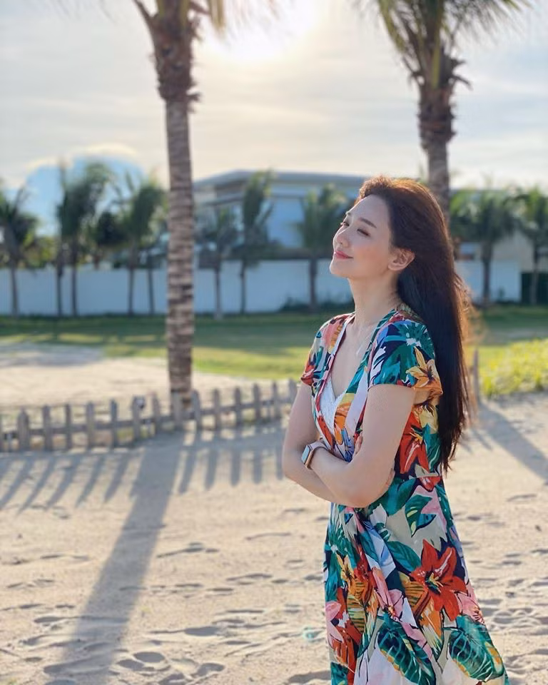 Nữ ca sĩ đẹp dịu dàng, khác hẳn với vẻ rực rỡ khi diện những bộ cánh lộng lẫy trên sân khấu hay tại các sự kiện.