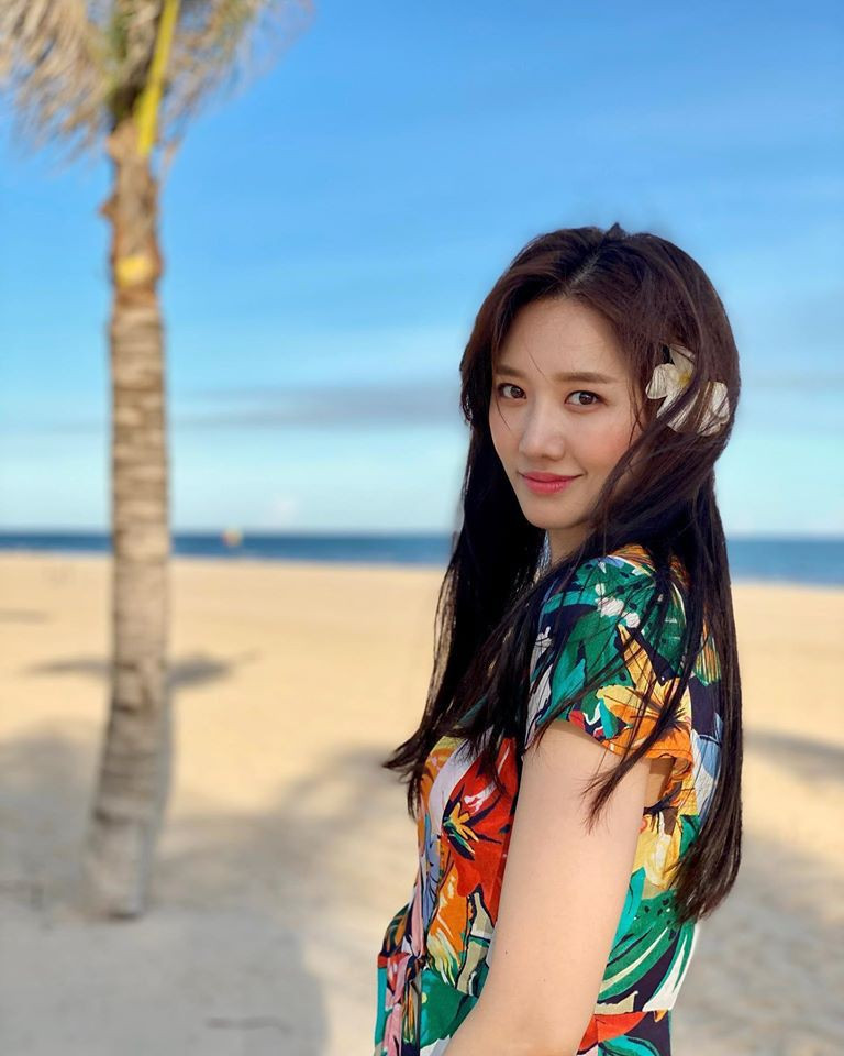 Trên trang cá nhân, Hari Won đã chia sẻ một số bức ảnh do chính ông xã và ca sĩ Trúc Nhân chụp khi đang ở bãi biển và hồ bơi.