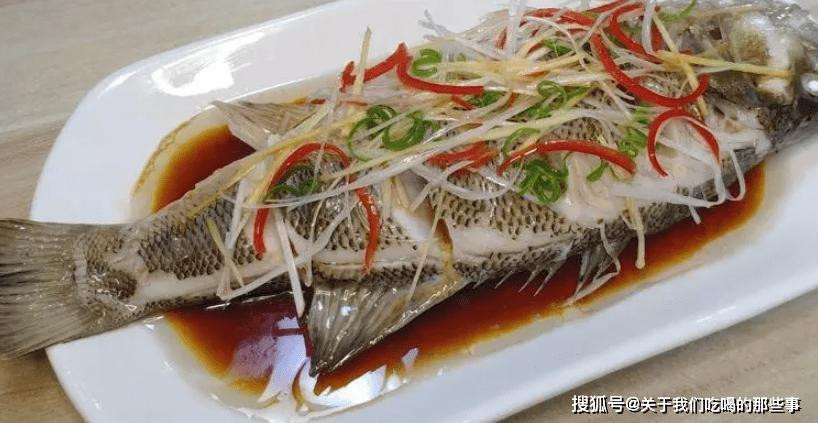 Để món cá vược hấp thơm ngon, đừng cho 2 loại gia vị này De mon ca vuoc hap thom ngon, dung cho 2 loai gia vi nay