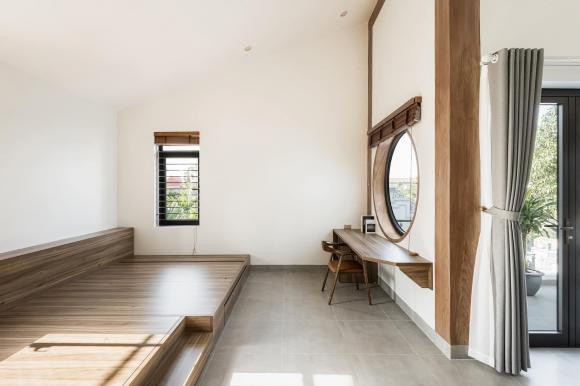 Hình khối ngôi nhà các khoảng đục rỗng đan xen giúp ngôi nhà gọn gàng vừa đủ dùng với 3 phòng ngủ, giếng trời...