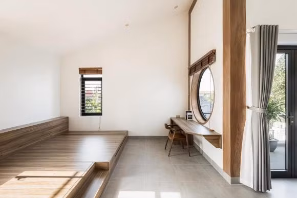 Hình khối ngôi nhà các khoảng đục rỗng đan xen giúp ngôi nhà gọn gàng vừa đủ dùng với 3 phòng ngủ, giếng trời...