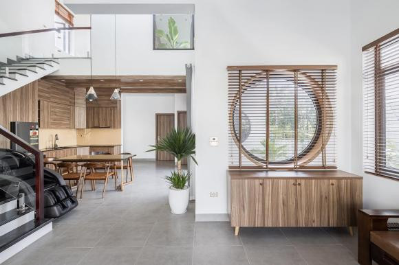 Không gian bố trí chặt chẽ không thừa không thiếu nhưng vẫn có đủ ánh sáng tự nhiên giúp chủ nhà không phải bật điện buổi sáng hay khi không cần thiết, hay gió lùa đối lưu giúp căn nhà khô ráo, thông thoáng.