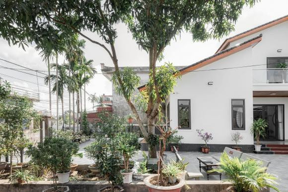 Và cũng là không gian đệm trước nhà giúp hạn chế tiếng ồn và bụi vào nhà, nhưng vẫn giữ được nếp xưa "trước cau, sau chuối" (phía trước là cây cau, sau là cây trái).