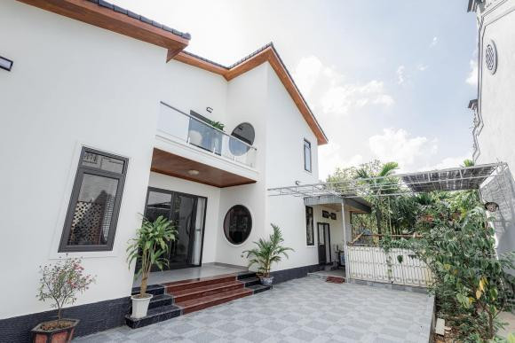 Khoảng sân vườn bao quanh ngôi nhà.