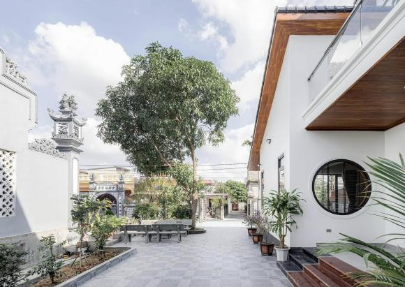 Với diện tích xây dựng khiêm tốn 90m2 nằm trong mảnh đất có khoảng sân rộng để trồng cây, quanh nhà và nơi đỗ xe, vui chơi cho tụi trẻ.