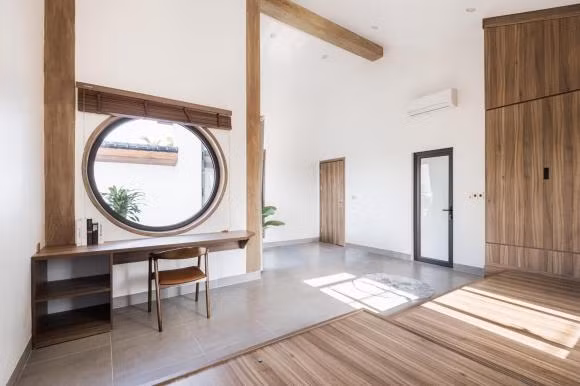 Những ô cửa tròn được lặp lại từ phòng khách lên đến hai phòng ngủ giúp căn nhà có những không gian mềm mại đáng yêu hơn.