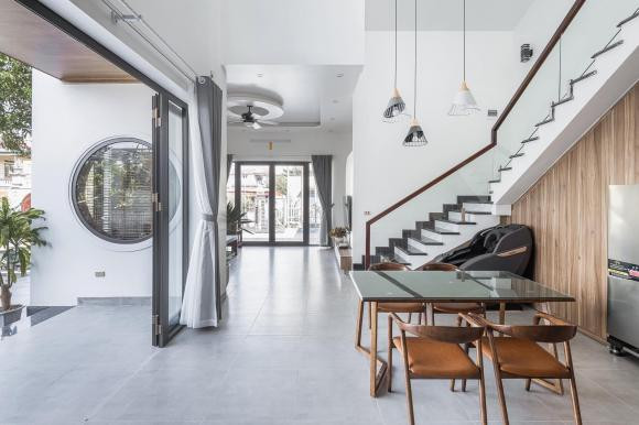 Thông tầng như trái tim ngôi nhà giúp ngôi nhà xuyên suốt trong và ngoài. 