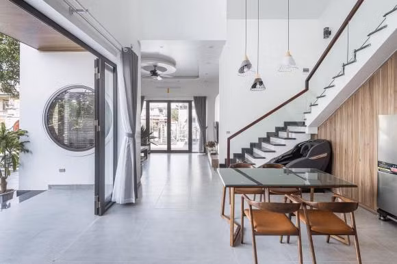 Thông tầng như trái tim ngôi nhà giúp ngôi nhà xuyên suốt trong và ngoài. 