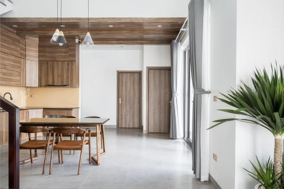 Nội thất trong nhà rất hiện đại với ô cửa tròn.