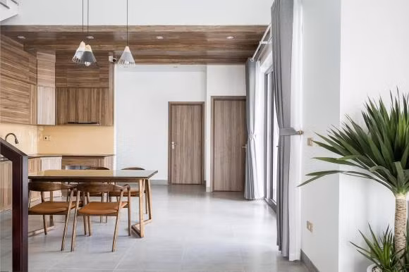 Nội thất trong nhà rất hiện đại với ô cửa tròn.