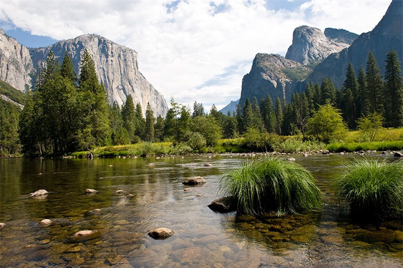  8. Yosemite: Là một thung lũng nằm trong công viên quốc gia Yosemite, thuộc miền Trung California, Mỹ. Yosemite rộng 5,49 km2, nơi đây hàng năm thu hút hàng chục nghìn khách du lịch tới tham quan, nghỉ dưỡng.