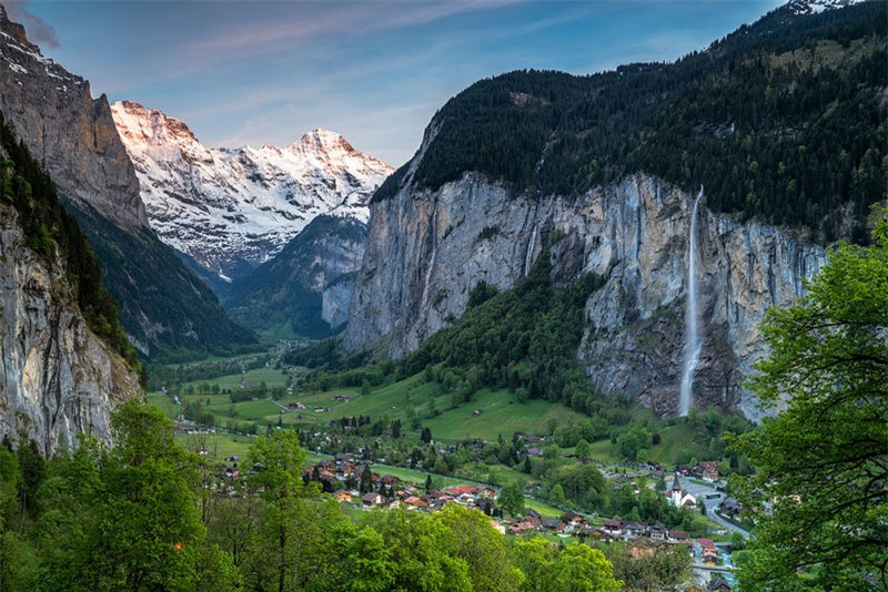  1. Lauterbrunnen: Là một thung lũng nằm ở Interlaken-Oberhasli, Thụy Sĩ. Nơi đây nổi tiếng với vẻ đẹp thanh bình, nhưng cũng không kém phần hùng vĩ, xinh đẹp.