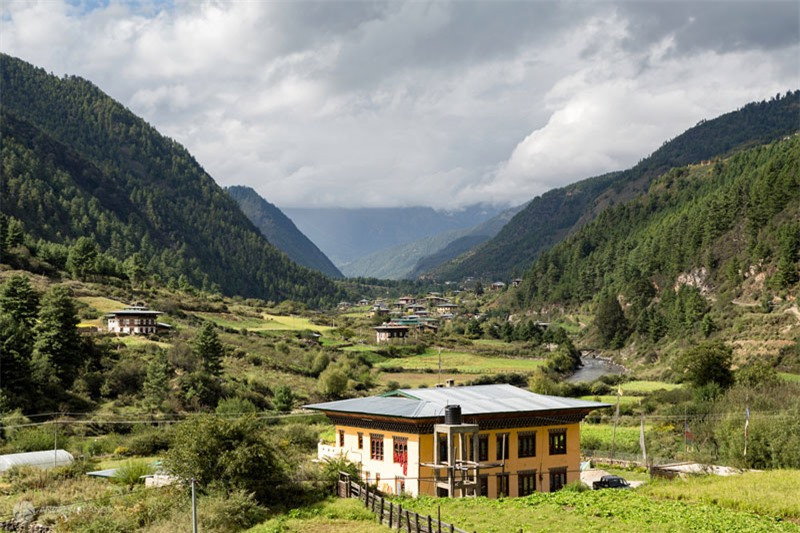  3. Haa: Là một thung lũng nằm gần quận Paro, Bhutan. Đây là một trong những điểm thu hút khách du lịch bậc nhất quốc gia này. Nơi đây không chỉ có cảnh sắc thiên nhiên tuyệt đẹp mà còn mang đậm dấu ấn văn hóa địa phương.