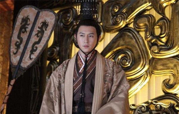 Tiên đoán kỳ lạ của Hứa Phụ với 2 cận thần của Hán Văn Đế Tien doan ky la cua Hua Phu voi 2 can than cua Han Van De