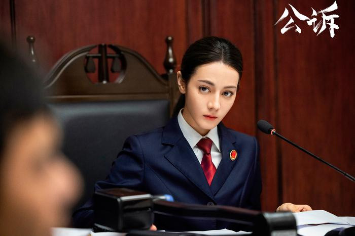 Địch Lệ Nhiệt Ba bị chê diễn xuất có hạn nhưng cứ thích đổ thừa Dich Le Nhiet Ba bi che dien xuat co han nhung cu thich do thua