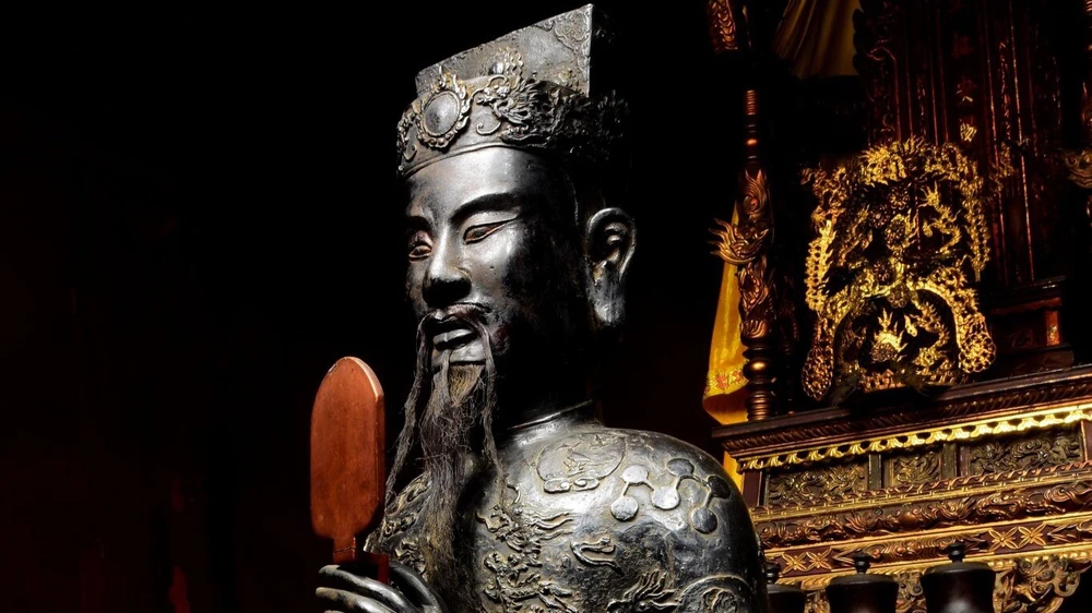 Cận cảnh pho tượng An Dương Vương ở Khu Di tích Cổ Loa - Hình 3 Can canh pho tuong An Duong Vuong o Khu Di tich Co Loa-Hinh-3