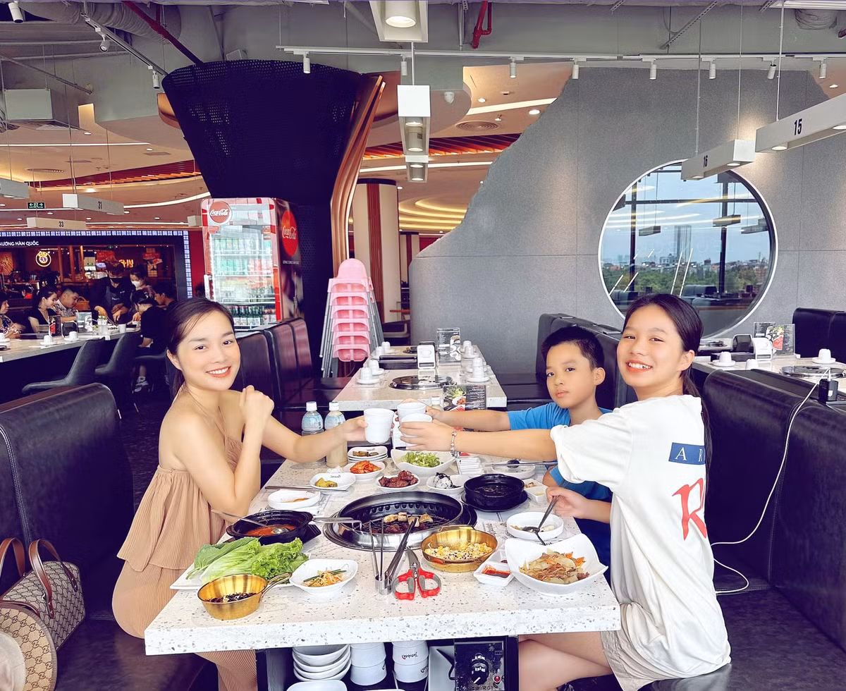 Trong số các diễn viên nữ từng tham gia Nhật ký Vàng Anh, Minh Hương được cho là có cuộc sống viên mãn nhất. Nữ MC kết hôn năm 25 tuổi, chồng là kiến trúc sư. Cô có hai người con, gần đây tậu chung cư, ổn định từ công việc đến hôn nhân.