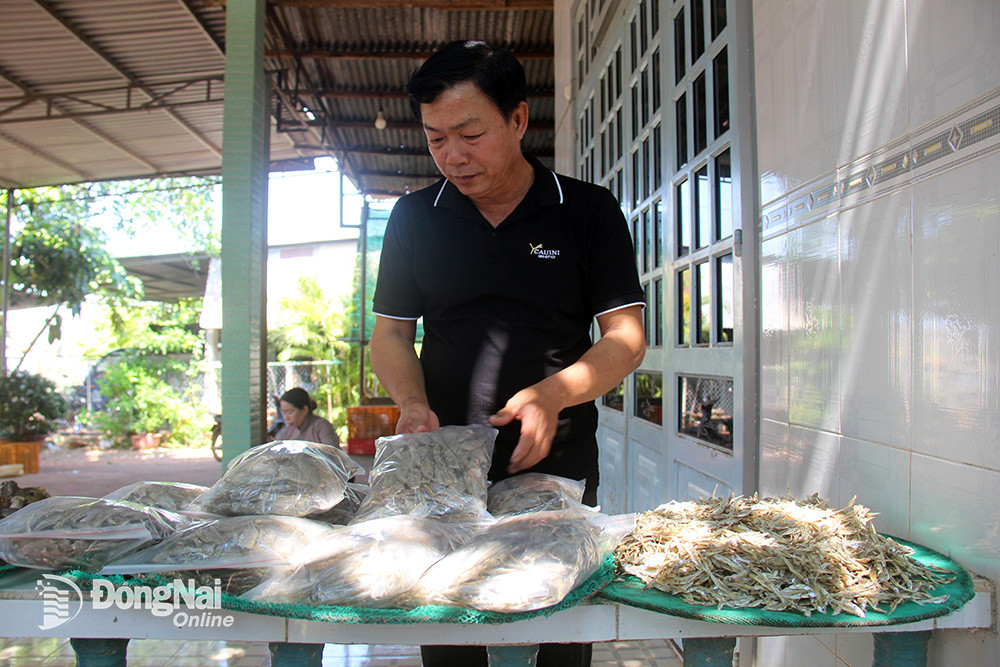 Cá khô một nắng - đặc sản hồ Trị An hút khách mùa du lịch Ca kho mot nang - dac san ho Tri An hut khach mua du lich