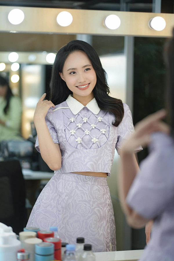 Xuân Anh là BTV thời tiết đài VTV, ngoài lối dẫn tin tự nhiên, chỉn chu thì cô còn được yêu mến vì gương mặt sáng, thân hình săn chắc.