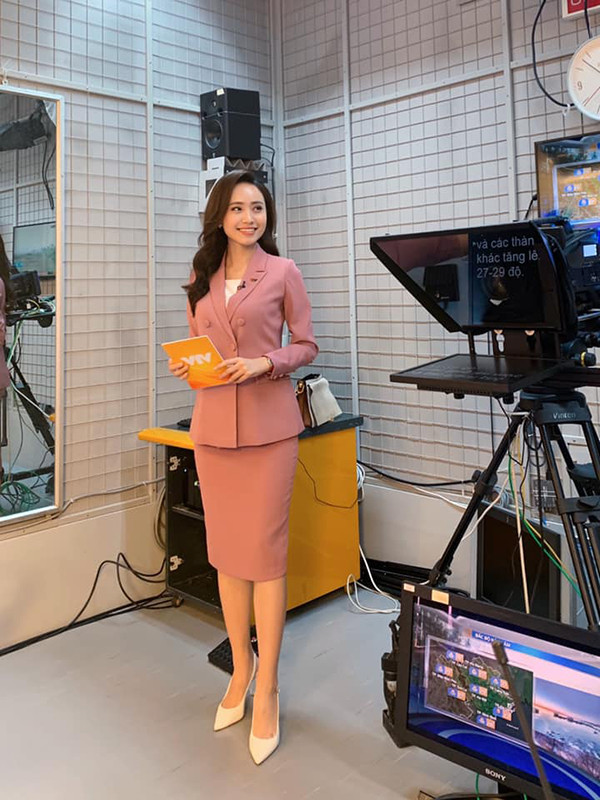 BTV Xuân Anh cho biết: “Áp lực giảm cân quả thực rất lớn! Tôi thấy áp lực từ lúc sau sinh 2 tháng, đứng lên cân thấy chạm mốc 60kg. Tâm lý sau sinh nhạy cảm mà xem ảnh thời con gái mảnh khảnh eo thon lại càng stress. Nhưng cũng vì quá áp lực nên tôi cố gắng ăn uống khoa học hơn để sữa vẫn đủ chất cho con, mà mẹ bớt mỡ thừa. Bên cạnh đó tôi cũng vận động, tập luyện thêm".