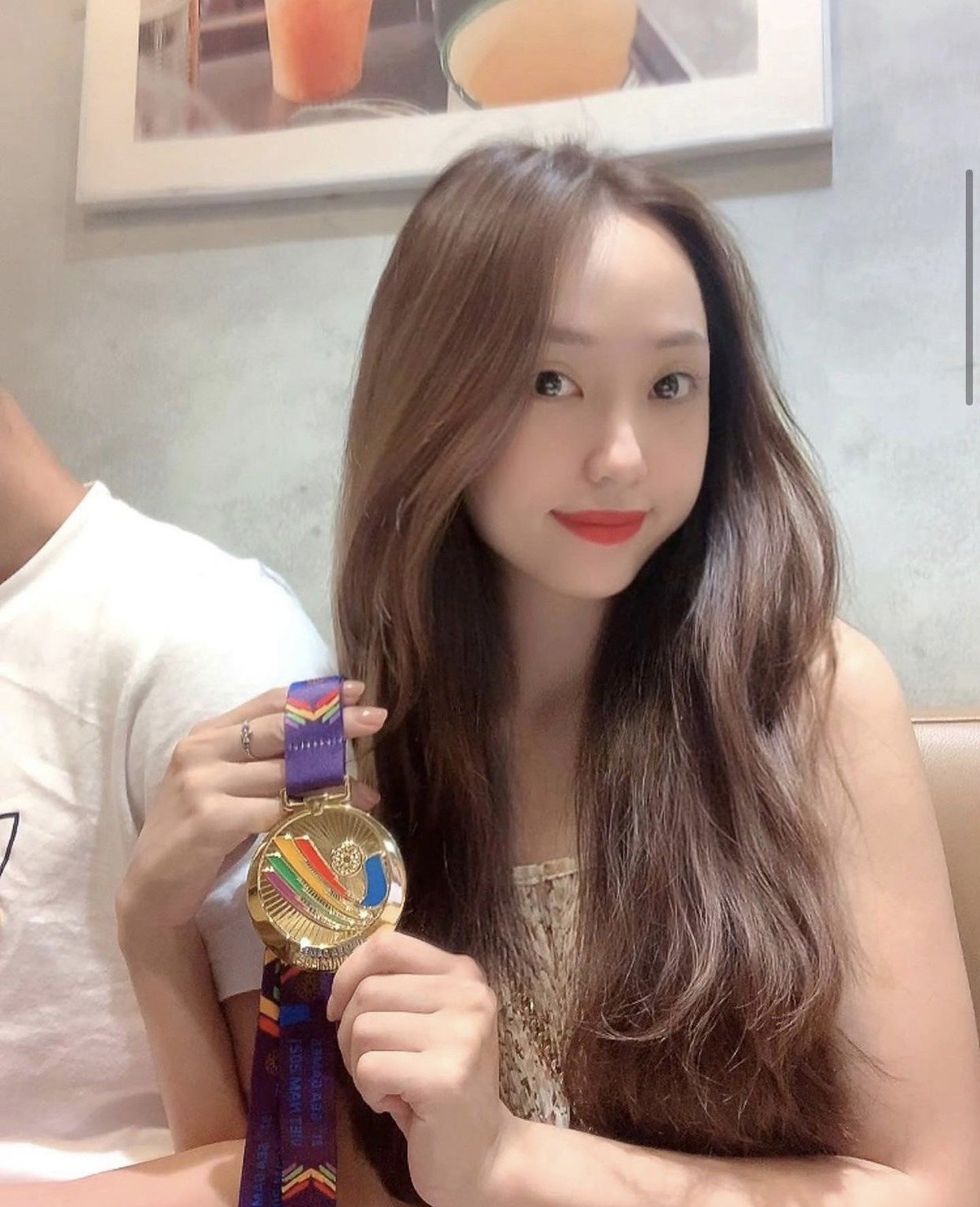 Người đẹp cũng rất tự hào về bạn trai với tấm huy chương vàng HCV SEA Games 2021. Văn Chuẩn là thủ môn số hai của U23 Việt Nam tại giải đấu trên sân nhà.